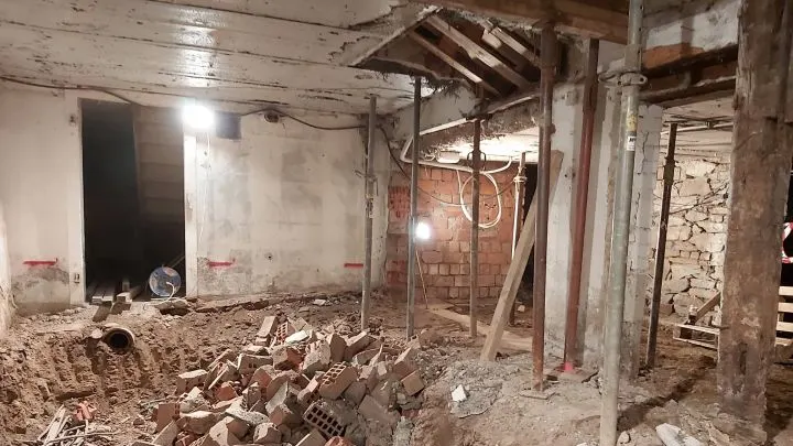 Abbruchschutt und Ziegel im entkernten Keller